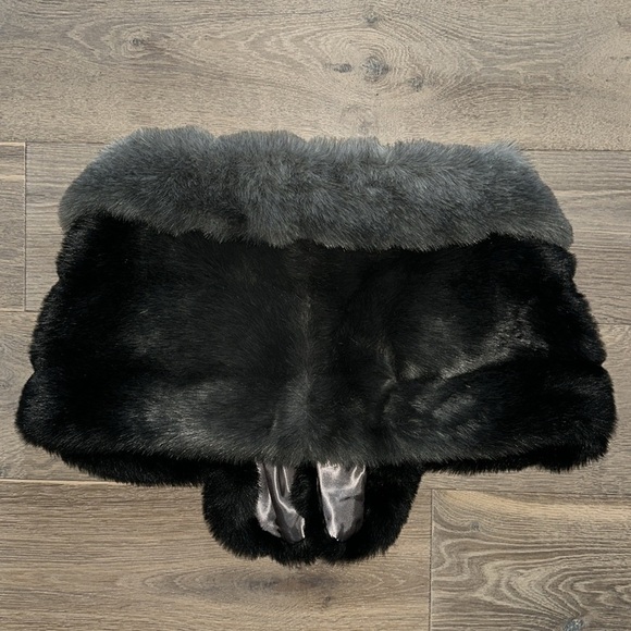 Bebe $150 retail NWOT Bebe faux fur stole wrap - Picture 3 of 4